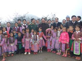 Bộ trưởng, Chủ nhiệm UB Dân tộc Giàng Seo Phử và lãnh đạo tỉnh, ngành, huyện Mai Châu hòa cùng niềm vui đón Tết cổ truyền với đồng bào dân tộc 2 xã Hang Kia, Pà Cò (Mai Châu).
